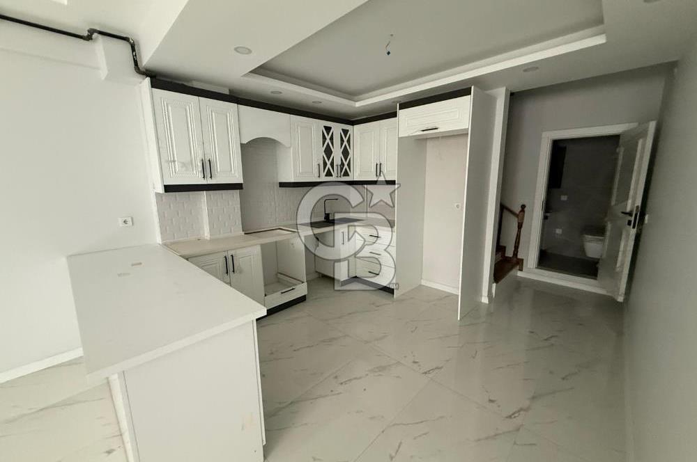 Çiğli Uğur Mumcu Mahallesi'nde Satılık Tripleks