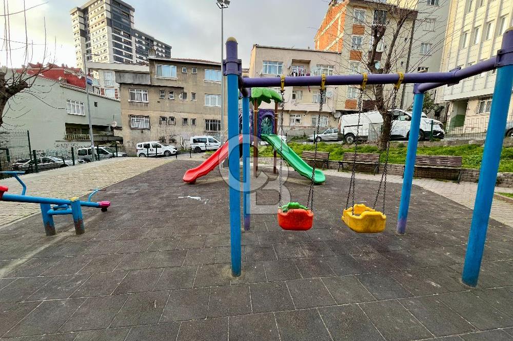 Küçükköy'de Sağlam Binada 140 m2, Geniş Teraslı Dubleks Daire