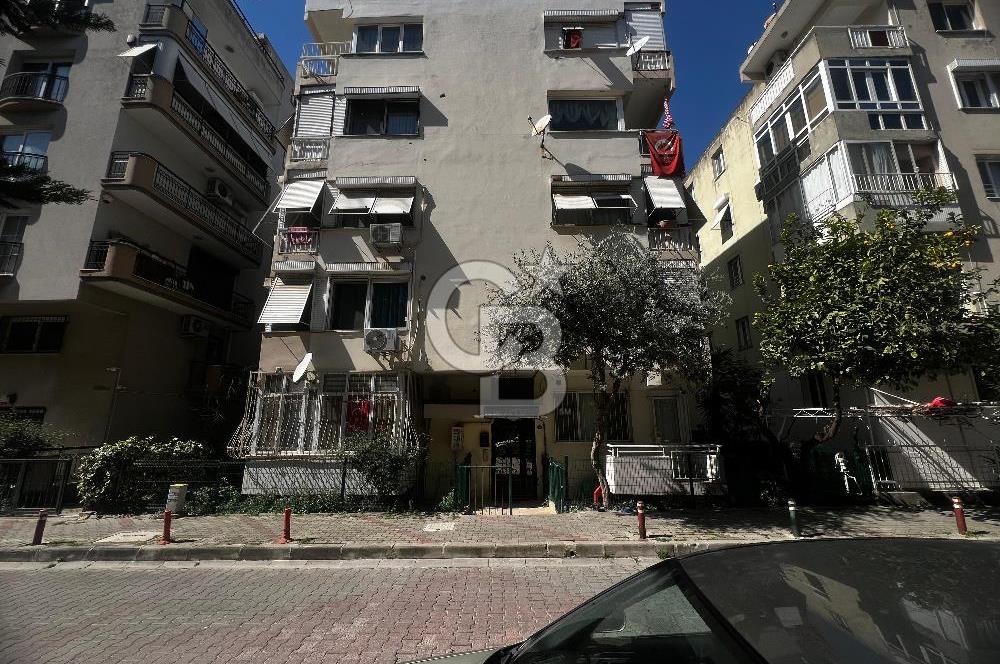 Karşıyaka Bostanlı Mahallesinde Sahile Yakın Satılık 2+1 Daire