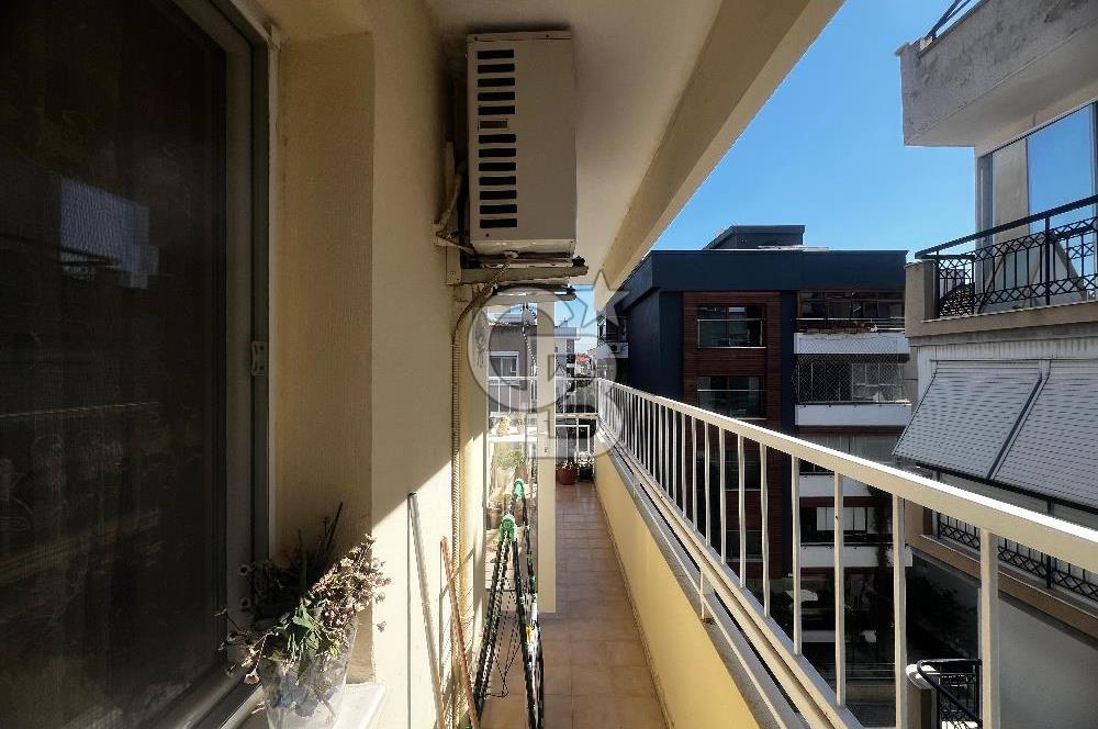 Karşıyaka Bostanlı Mahallesinde Sahile Yakın Satılık 2+1 Daire