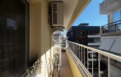 Karşıyaka Bostanlı Mahallesinde Sahile Yakın Satılık 2+1 Daire