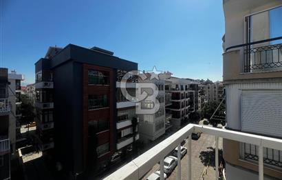 Karşıyaka Bostanlı Mahallesinde Sahile Yakın Satılık 2+1 Daire