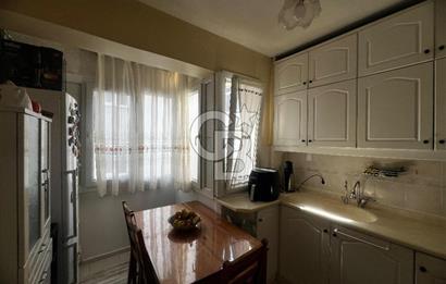 Karşıyaka Bostanlı Mahallesinde Sahile Yakın Satılık 2+1 Daire