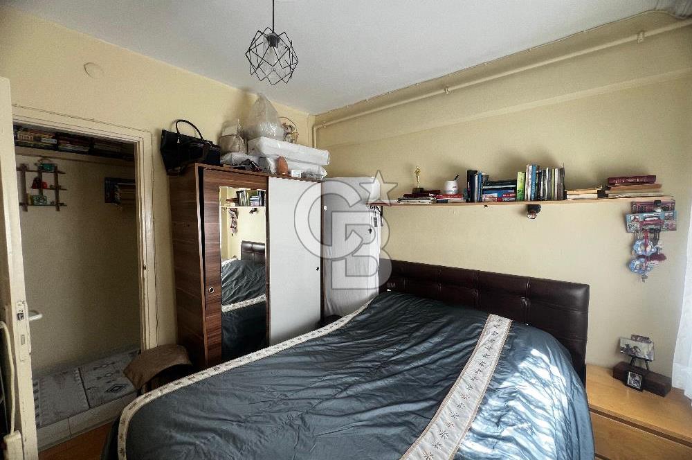 Karşıyaka Bostanlı Mahallesinde Sahile Yakın Satılık 2+1 Daire