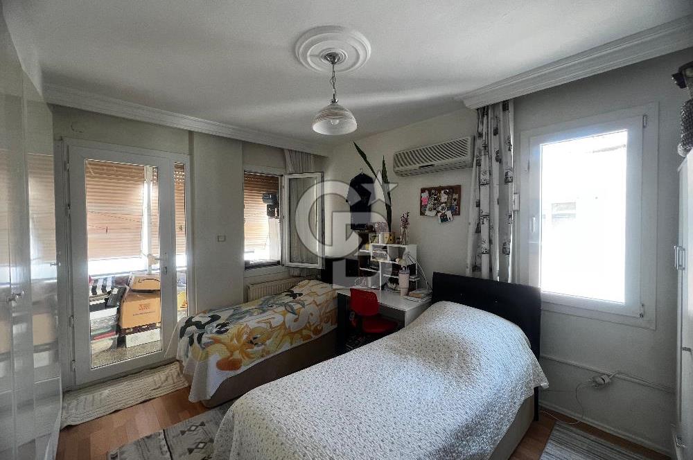 Karşıyaka Bostanlı Mahallesinde Sahile Yakın Satılık 2+1 Daire