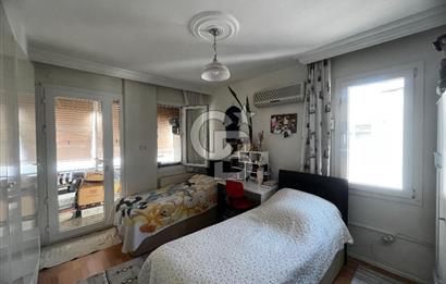 Karşıyaka Bostanlı Mahallesinde Sahile Yakın Satılık 2+1 Daire