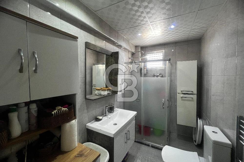 Karşıyaka Bostanlı Mahallesinde Sahile Yakın Satılık 2+1 Daire