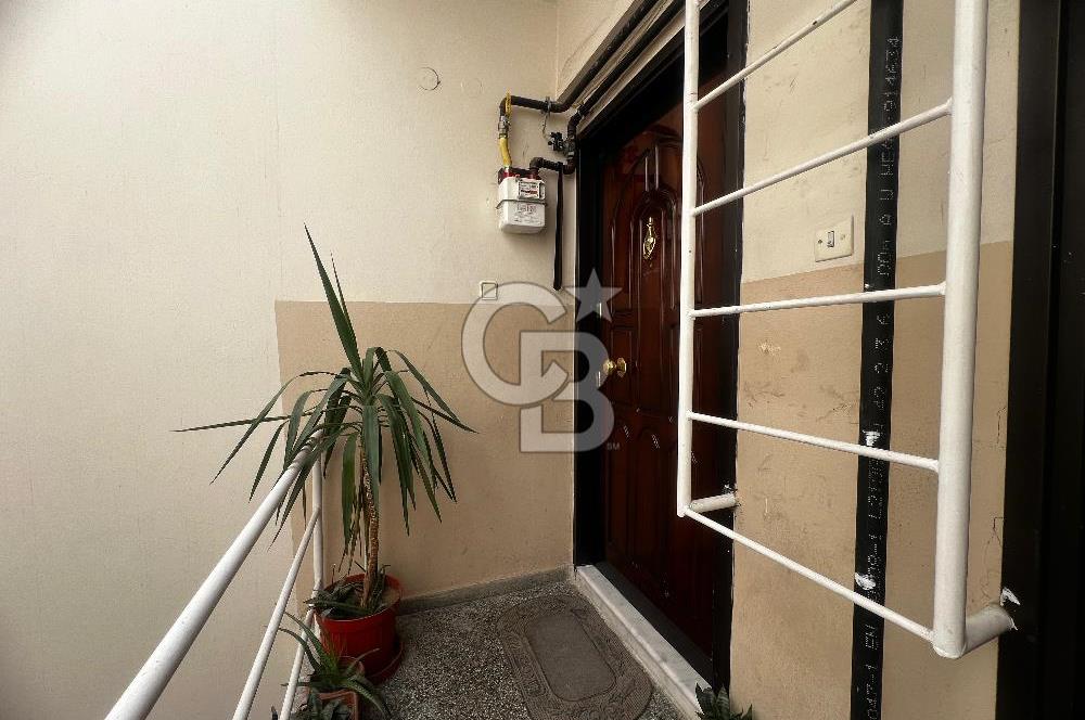 Karşıyaka Bostanlı Mahallesinde Sahile Yakın Satılık 2+1 Daire