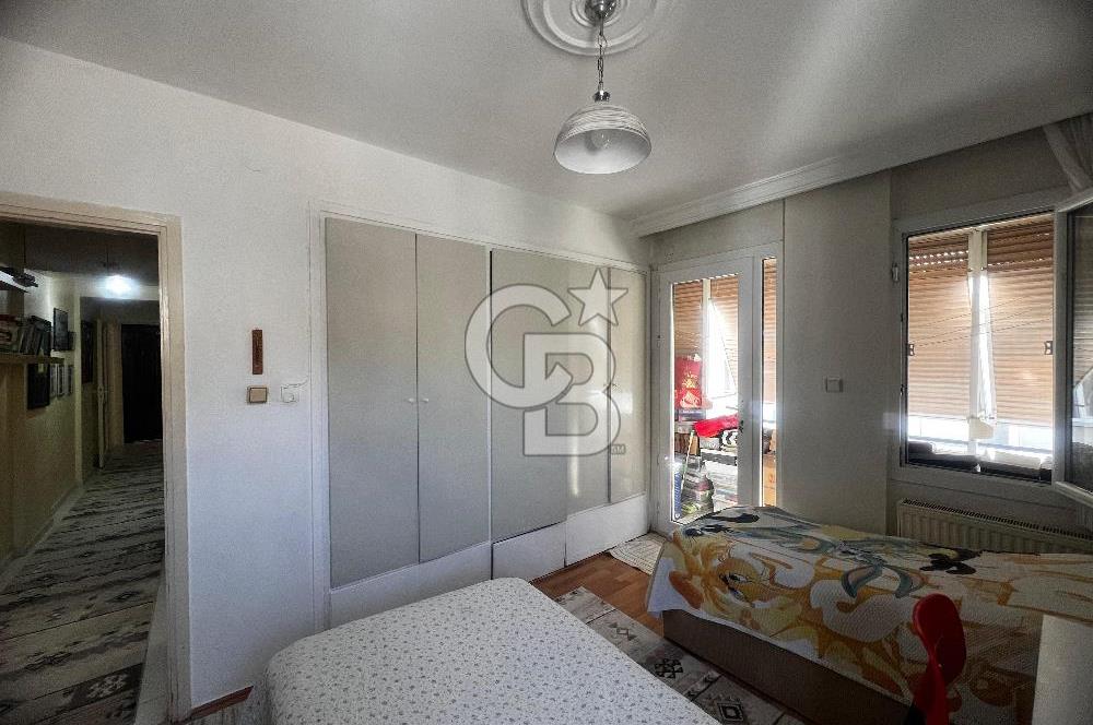 Karşıyaka Bostanlı Mahallesinde Sahile Yakın Satılık 2+1 Daire