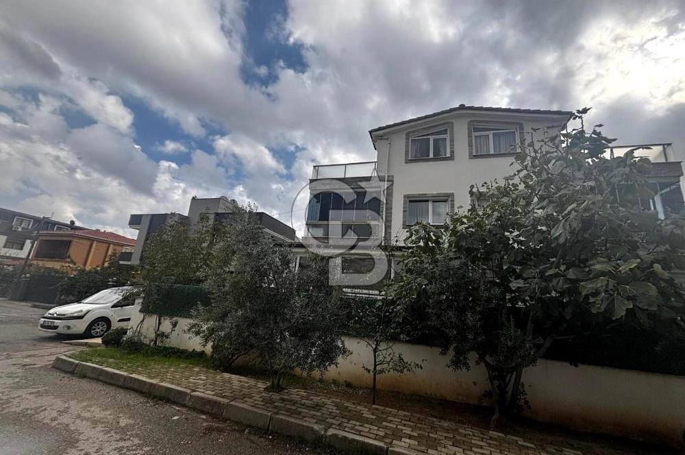 MENDERES GÖLCÜKLER MAHALLESİ'NDE 4+1 BAHÇELİ SATILIK VİLLA