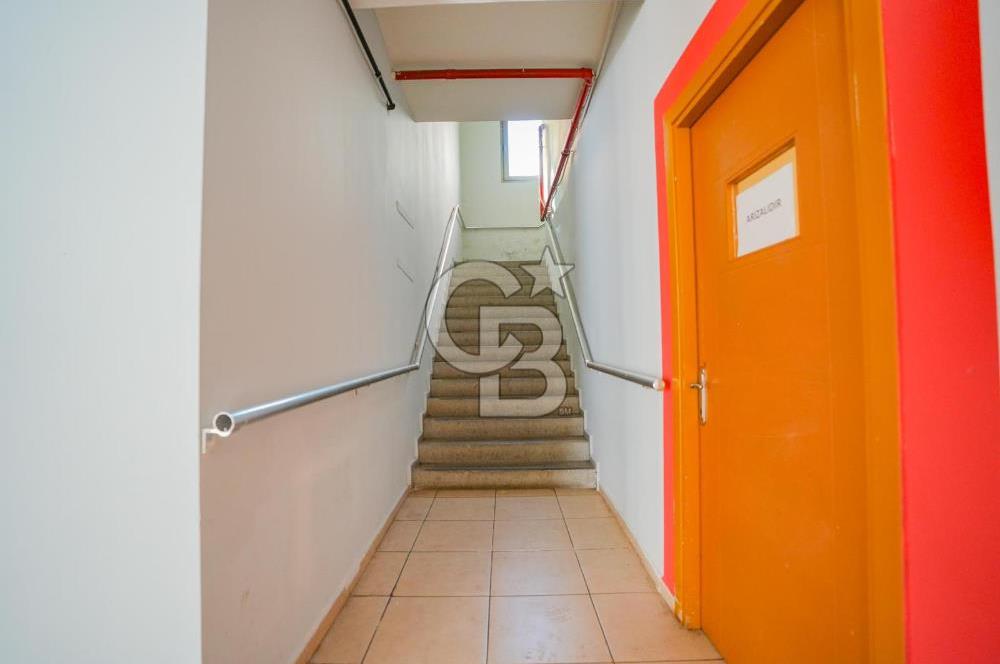 D100 Bağdat caddesi arasında bir çok iş koluna uygun bina