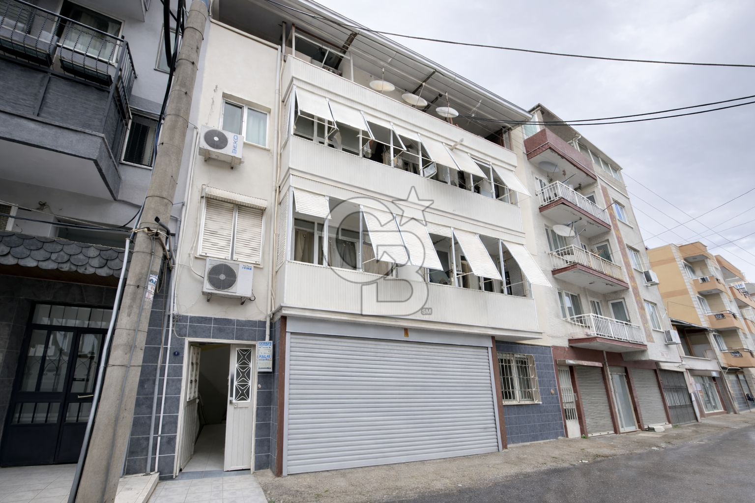 Buca Fırat Mahallesinde Satılık | Garajlı ve Teraslı Komple Bina 