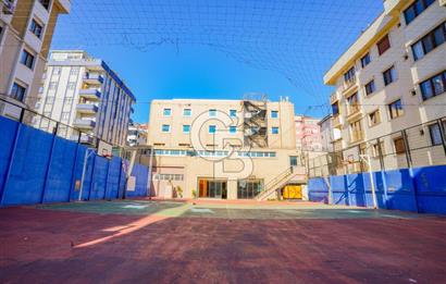 Geniş bahçeli merkezi konumda kiralık bina