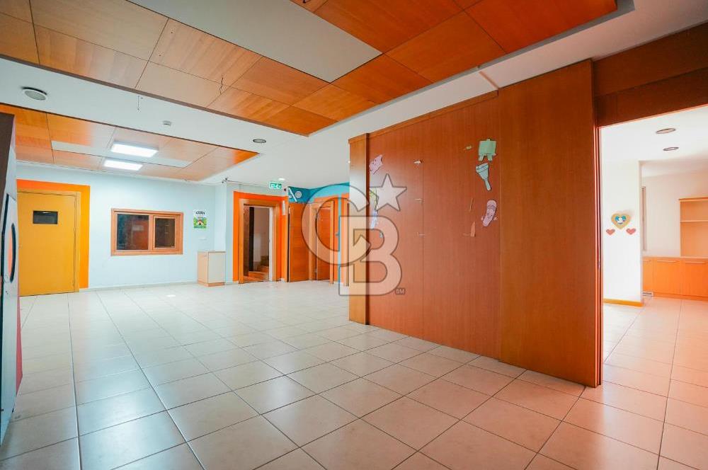 Geniş bahçeli merkezi konumda kiralık bina