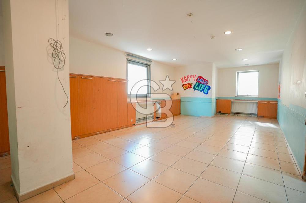 Geniş bahçeli merkezi konumda kiralık bina