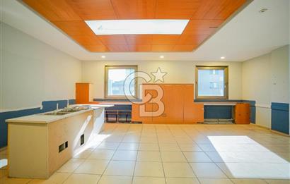 Geniş bahçeli merkezi konumda kiralık bina