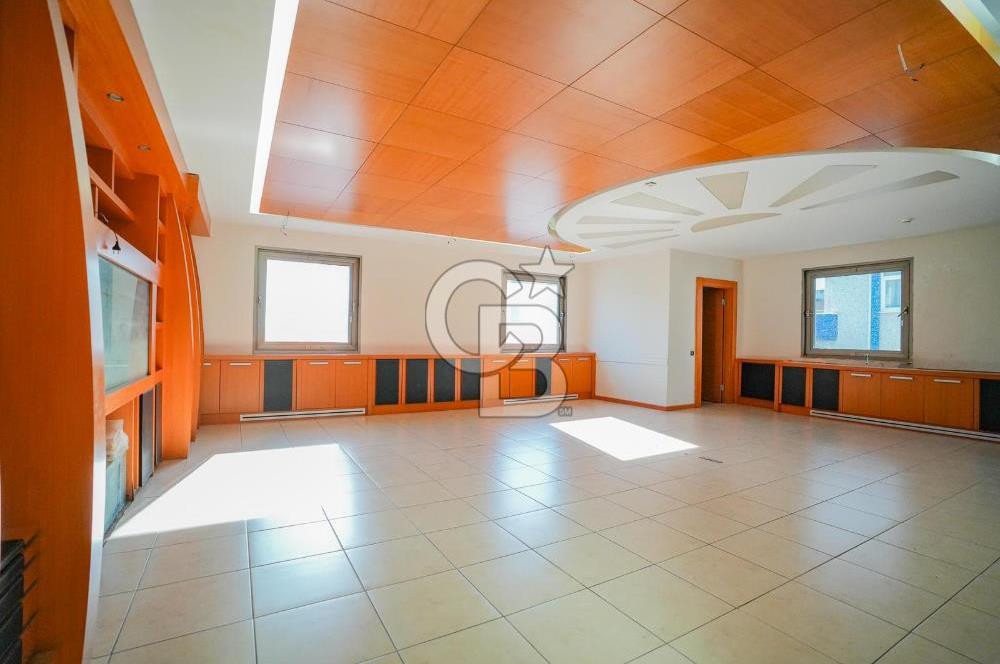 Geniş bahçeli merkezi konumda kiralık bina