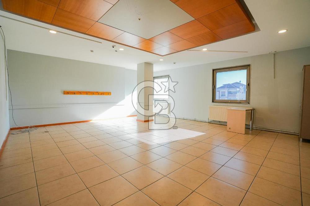 Geniş bahçeli merkezi konumda kiralık bina