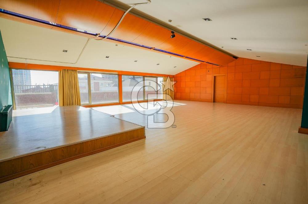 Geniş bahçeli merkezi konumda kiralık bina