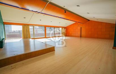 Geniş bahçeli merkezi konumda kiralık bina