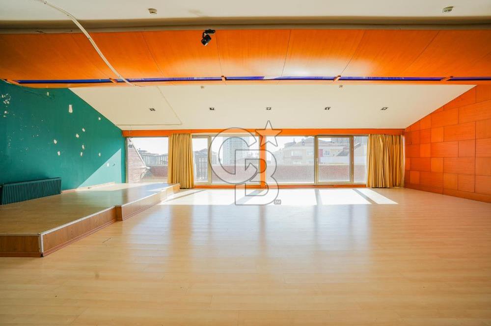 Geniş bahçeli merkezi konumda kiralık bina