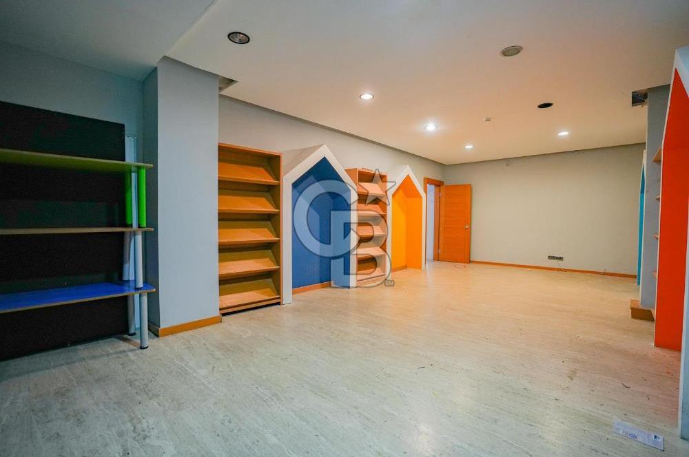 Geniş bahçeli merkezi konumda kiralık bina