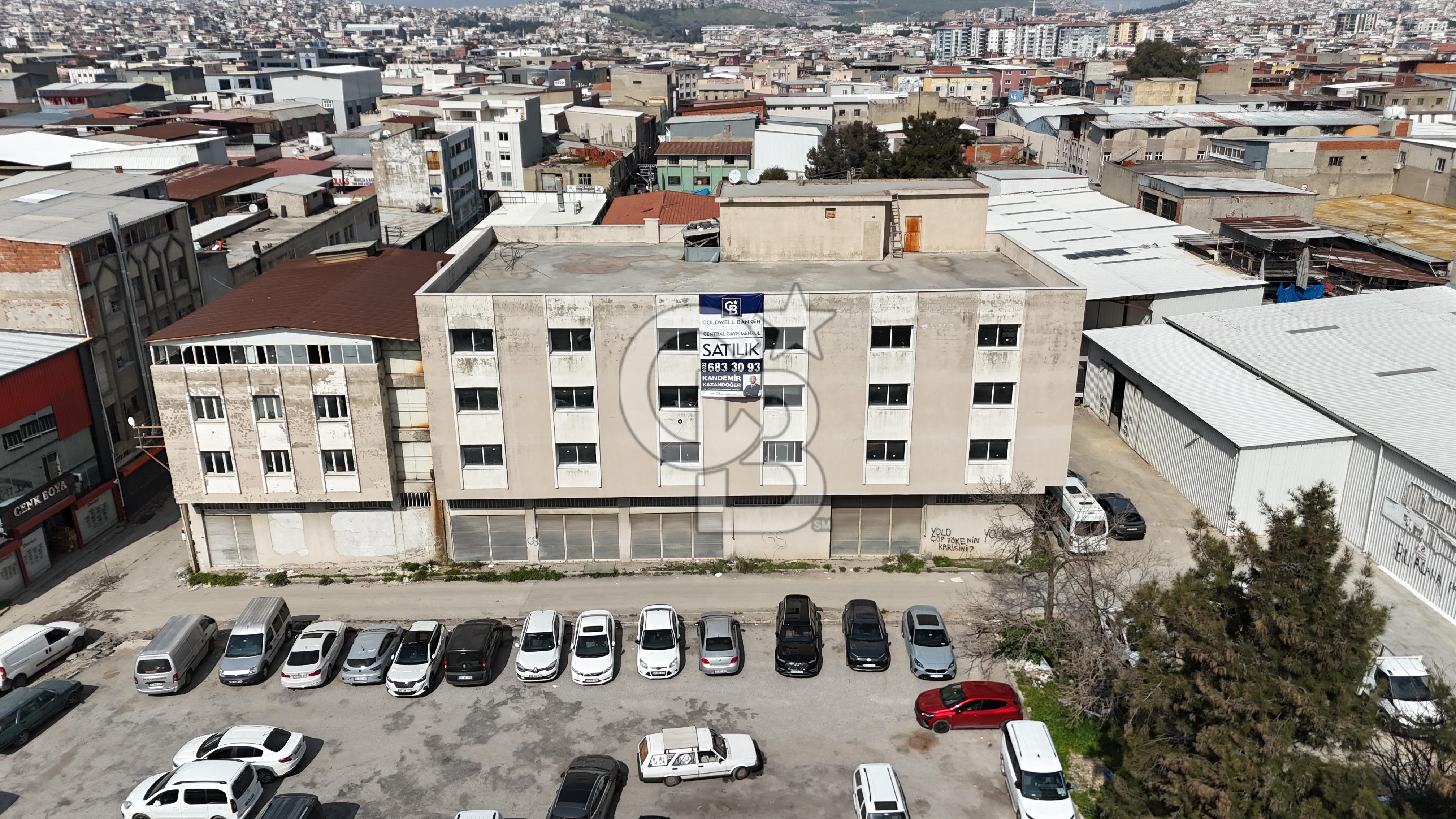 Karabağlar Sanayide Köşe Konumlu 2.250 m2 Satılık Komple Bina