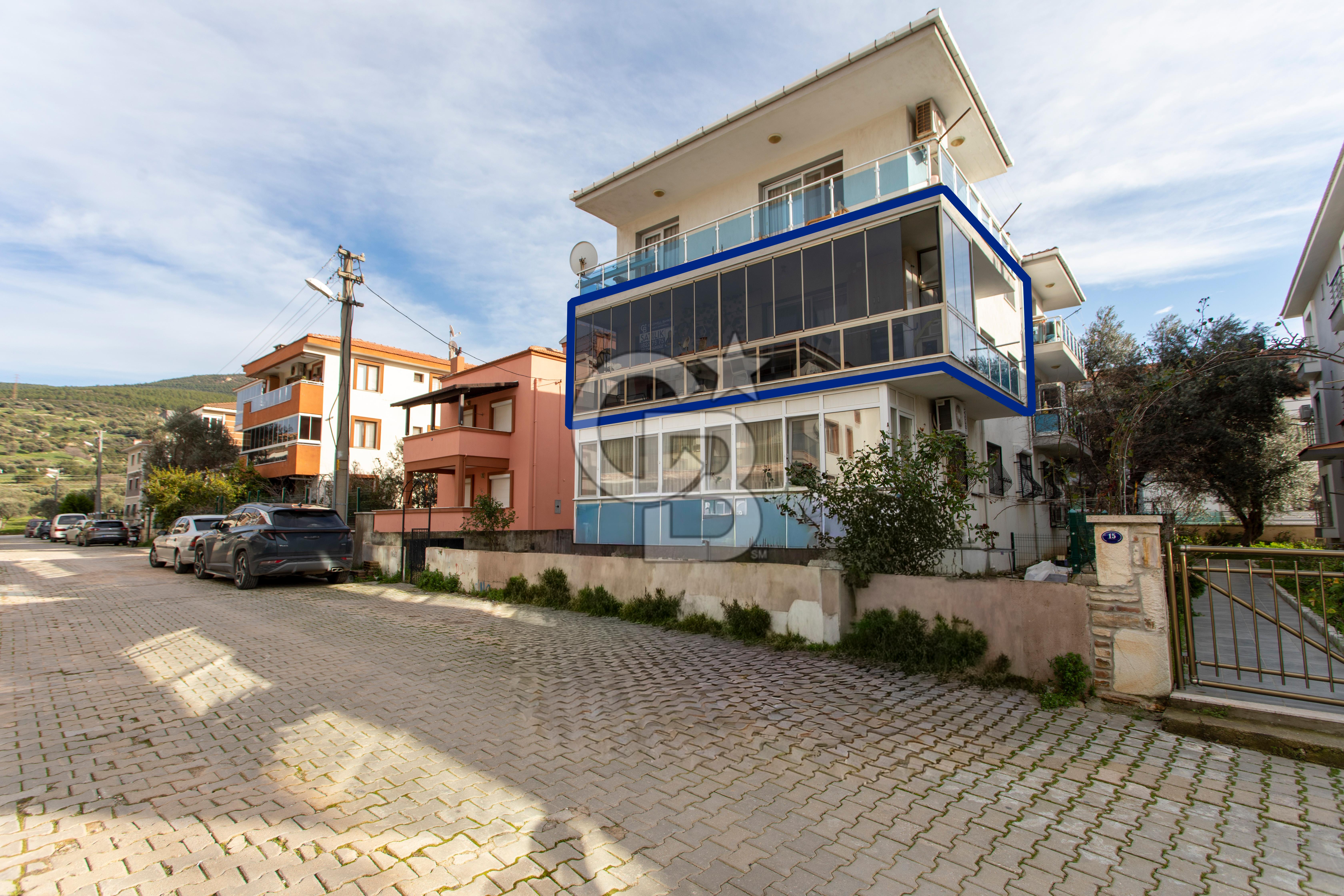 Yenifoça'da Satılık 2+1 Ara Kat Daire