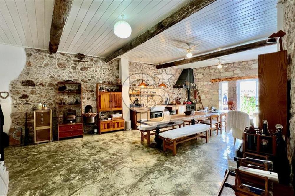 Ayvalık Merkez'de Satılık 3+1 Müstakil ve Bahçeli Rum Evi