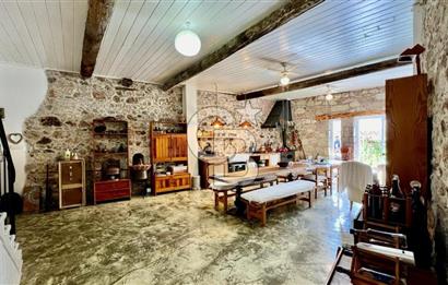 Ayvalık Merkez'de Satılık 3+1 Müstakil ve Bahçeli Rum Evi