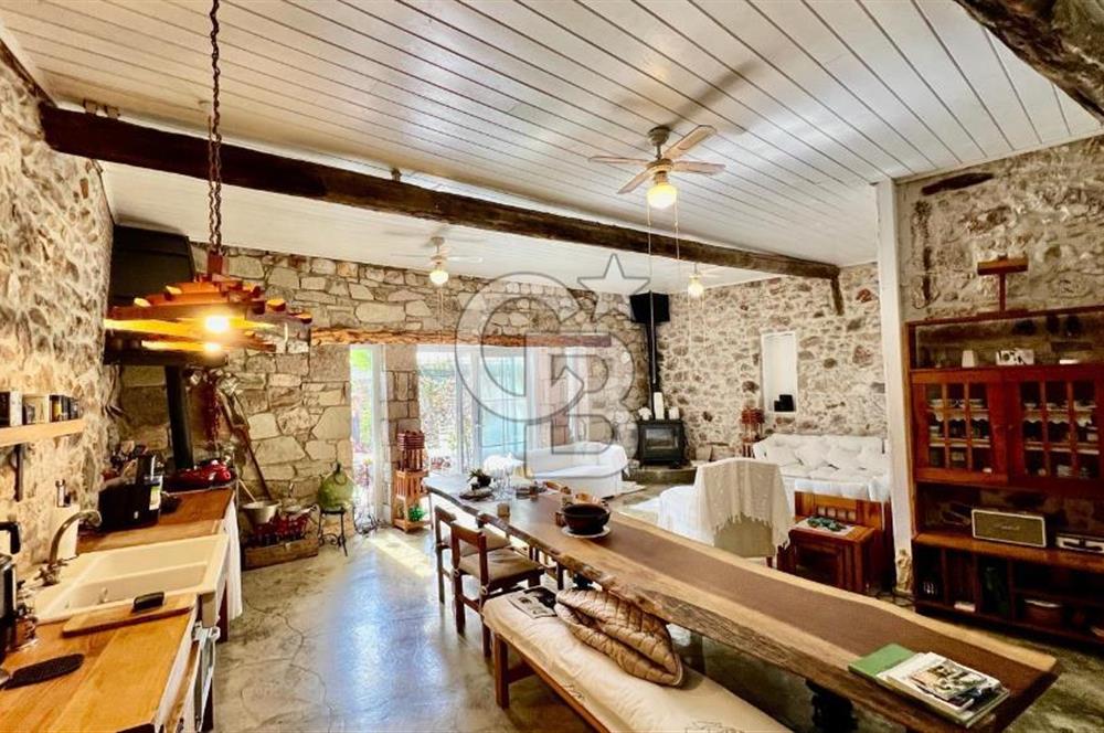 Ayvalık Merkez'de Satılık 3+1 Müstakil ve Bahçeli Rum Evi