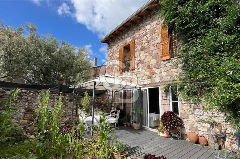 Ayvalık Merkez'de Satılık 3+1 Müstakil ve Bahçeli Rum Evi