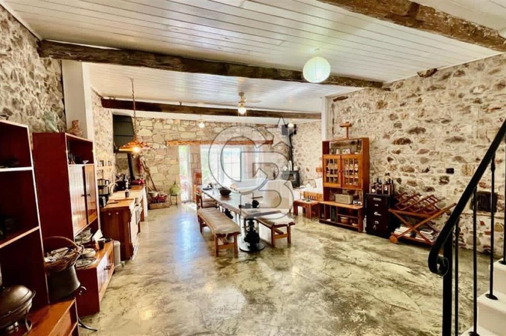 Ayvalık Merkez'de Satılık 3+1 Müstakil ve Bahçeli Rum Evi
