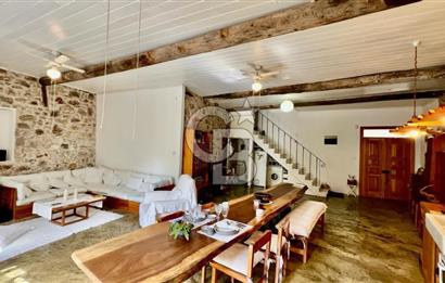 Ayvalık Merkez'de Satılık 3+1 Müstakil ve Bahçeli Rum Evi