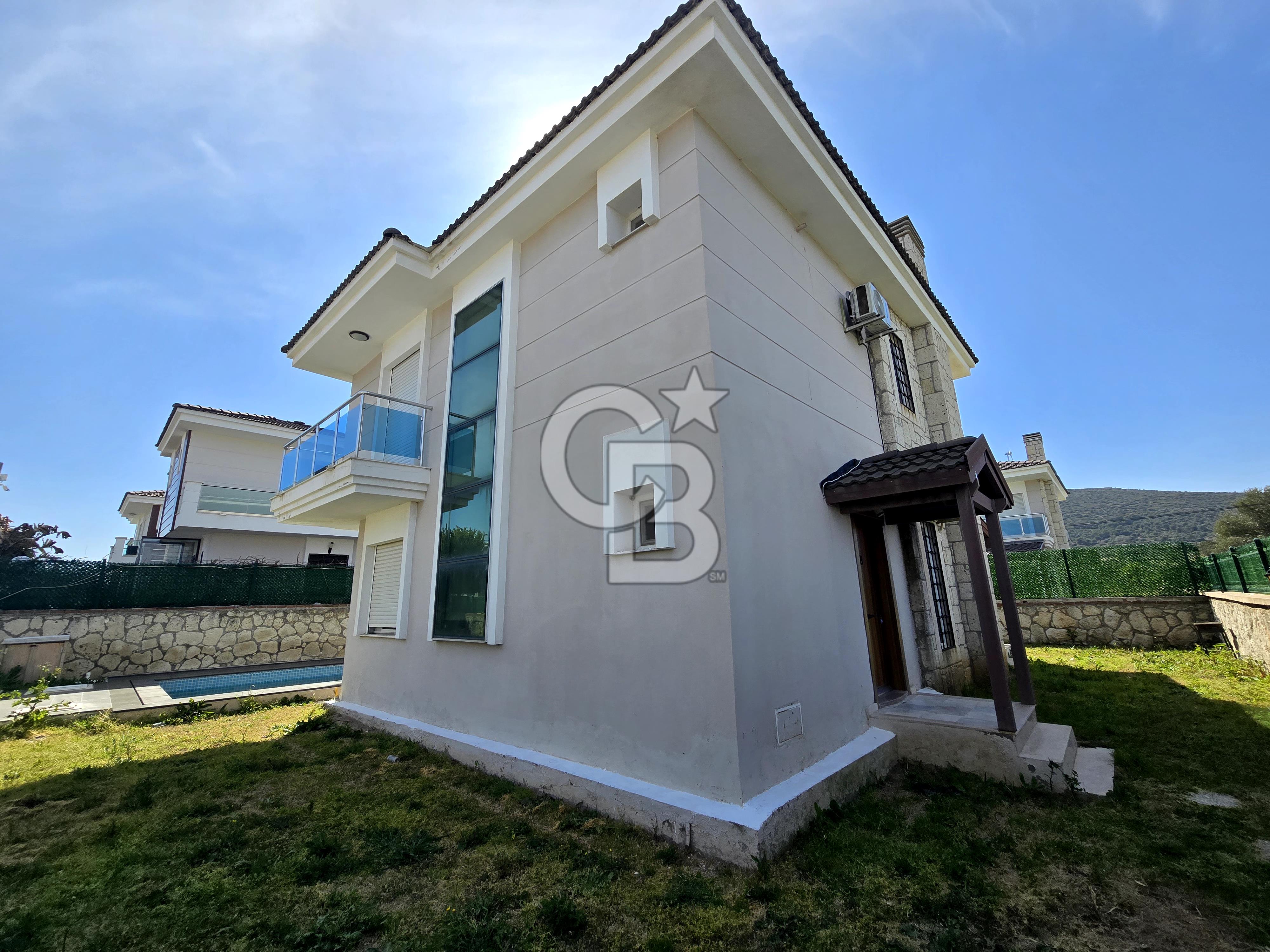 ALAÇATI GÖBENE DE KİRALIK HAVUZLU 4+1 MÜSTAKİL VİLLA