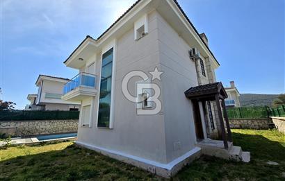 ALAÇATI GÖBENE DE KİRALIK HAVUZLU 4+1 MÜSTAKİL VİLLA