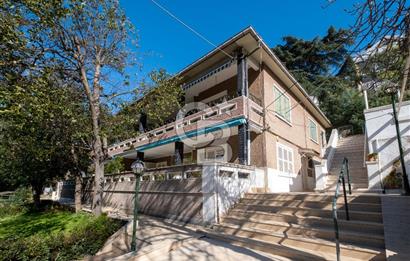  Büyükada Nizam’da Ada Mimarisinin Ruhunu Taşıyan, Özel Havuzlu, 180 m2 Ada Dairesi