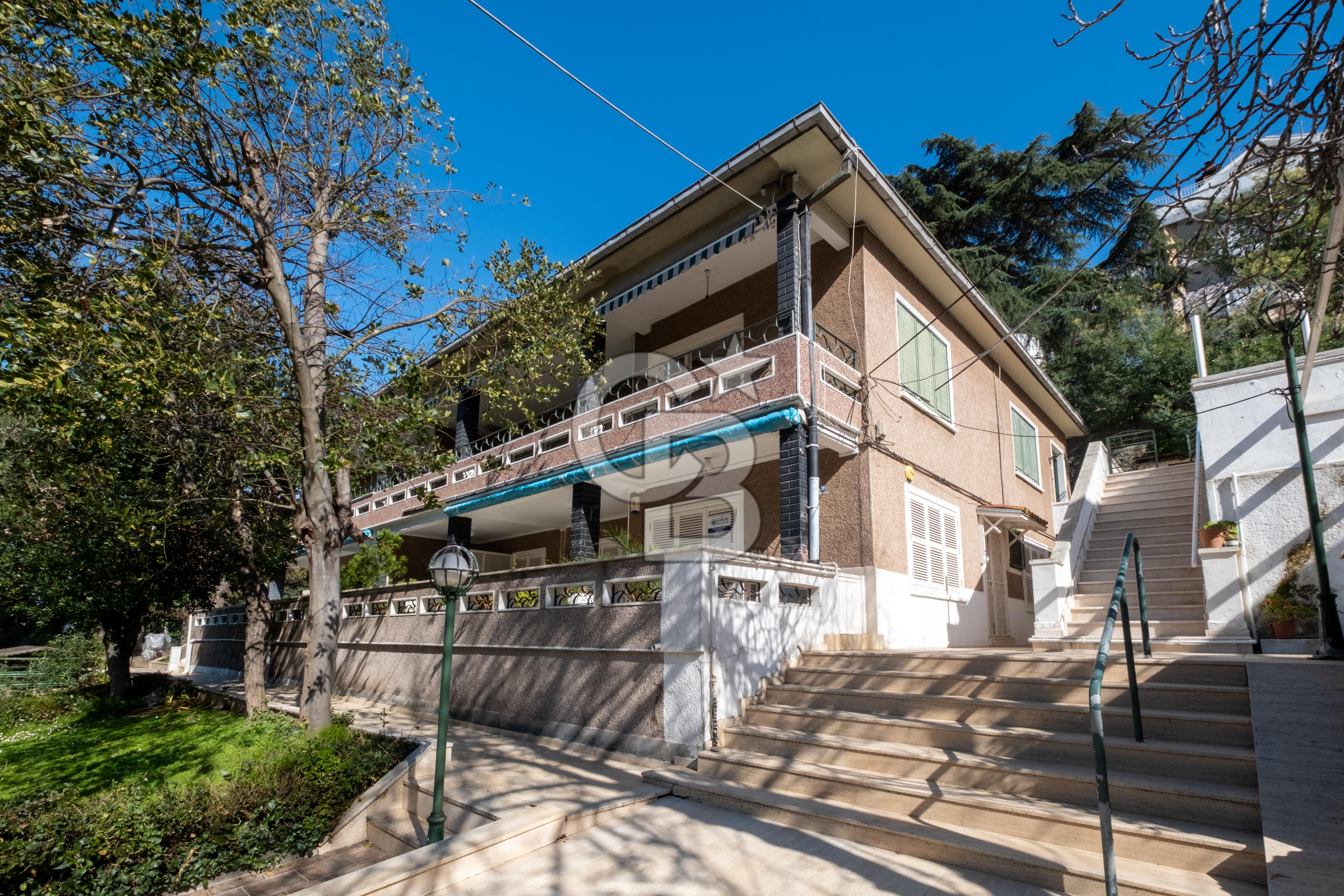  Büyükada Nizam’da Ada Mimarisinin Ruhunu Taşıyan, Özel Havuzlu, 180 m2 Ada Dairesi