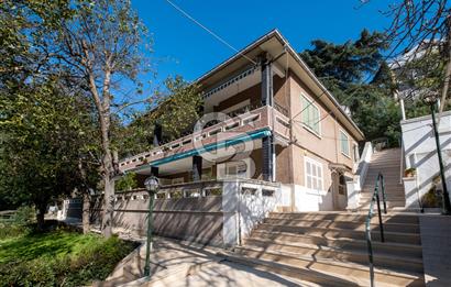  Büyükada Nizam’da Ada Mimarisinin Ruhunu Taşıyan, Özel Havuzlu, 180 m2 Ada Dairesi