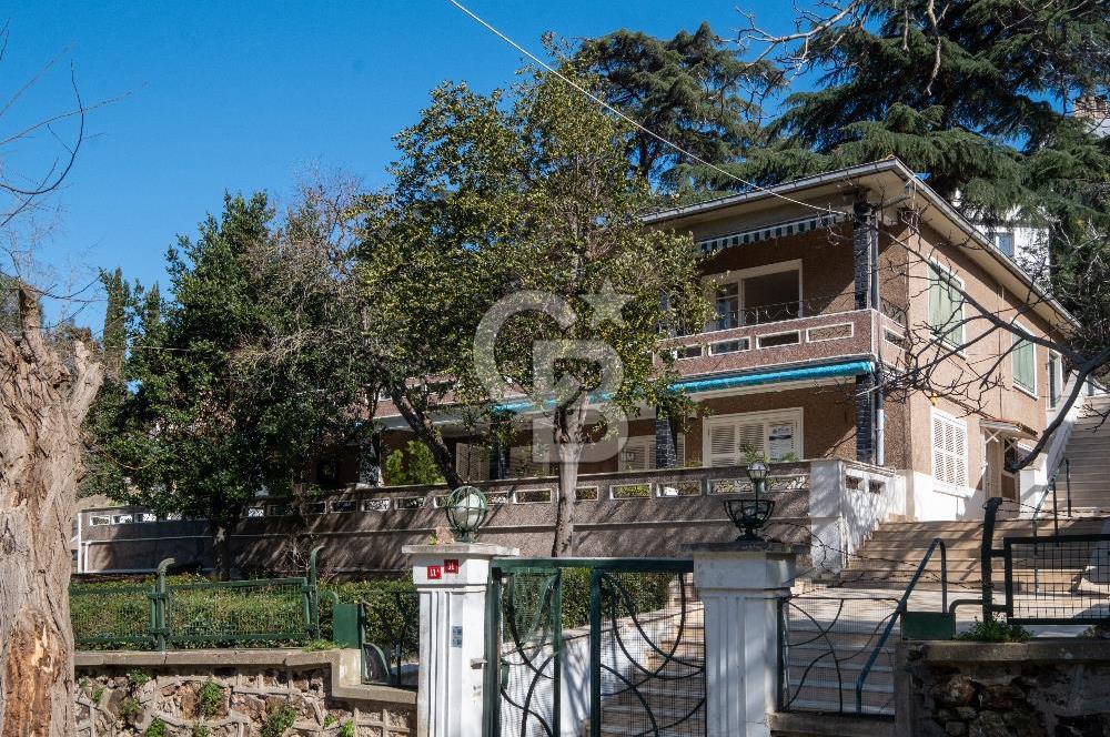  Büyükada Nizam’da Ada Mimarisinin Ruhunu Taşıyan, Özel Havuzlu, 180 m2 Ada Dairesi