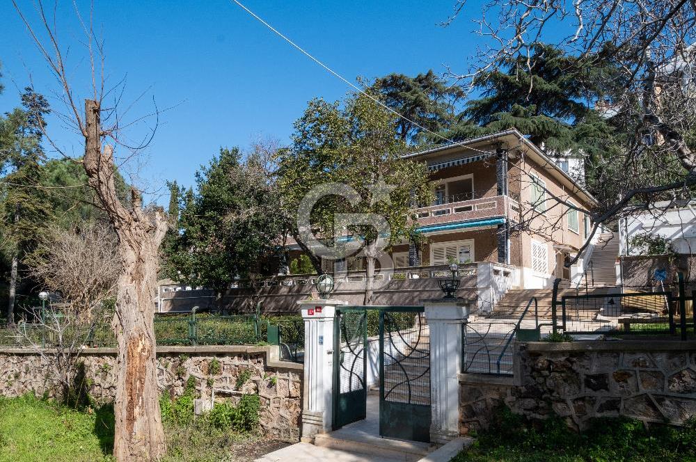  Büyükada Nizam’da Ada Mimarisinin Ruhunu Taşıyan, Özel Havuzlu, 180 m2 Ada Dairesi