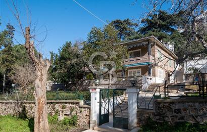  Büyükada Nizam’da Ada Mimarisinin Ruhunu Taşıyan, Özel Havuzlu, 180 m2 Ada Dairesi