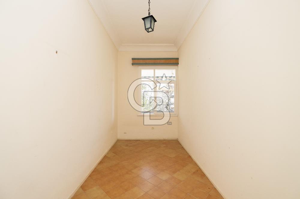  Büyükada Nizam’da Ada Mimarisinin Ruhunu Taşıyan, Özel Havuzlu, 180 m2 Ada Dairesi