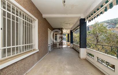  Büyükada Nizam’da Ada Mimarisinin Ruhunu Taşıyan, Özel Havuzlu, 180 m2 Ada Dairesi