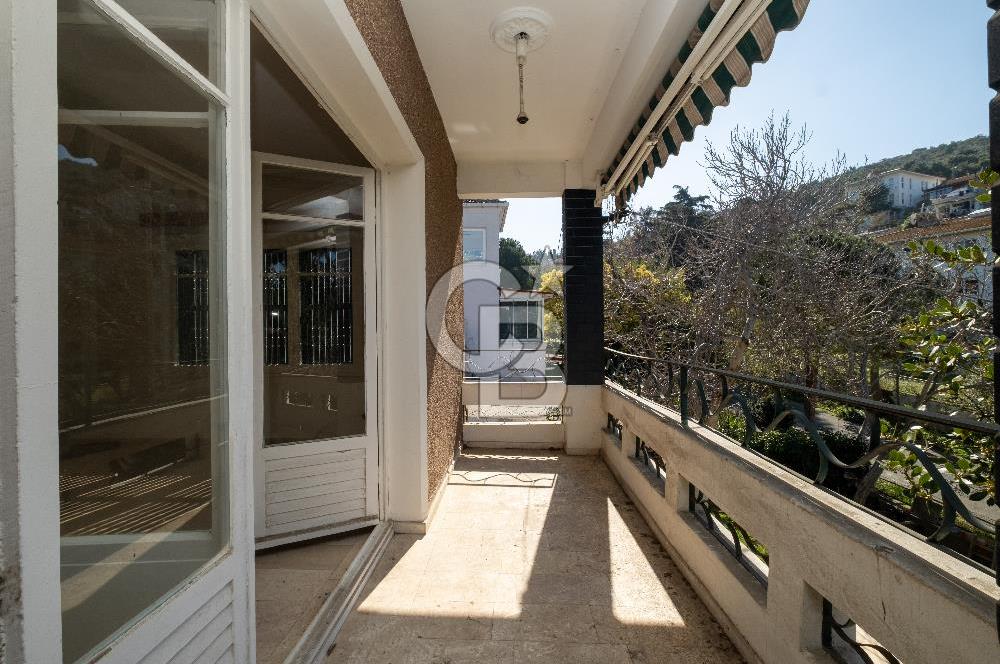  Büyükada Nizam’da Ada Mimarisinin Ruhunu Taşıyan, Özel Havuzlu, 180 m2 Ada Dairesi