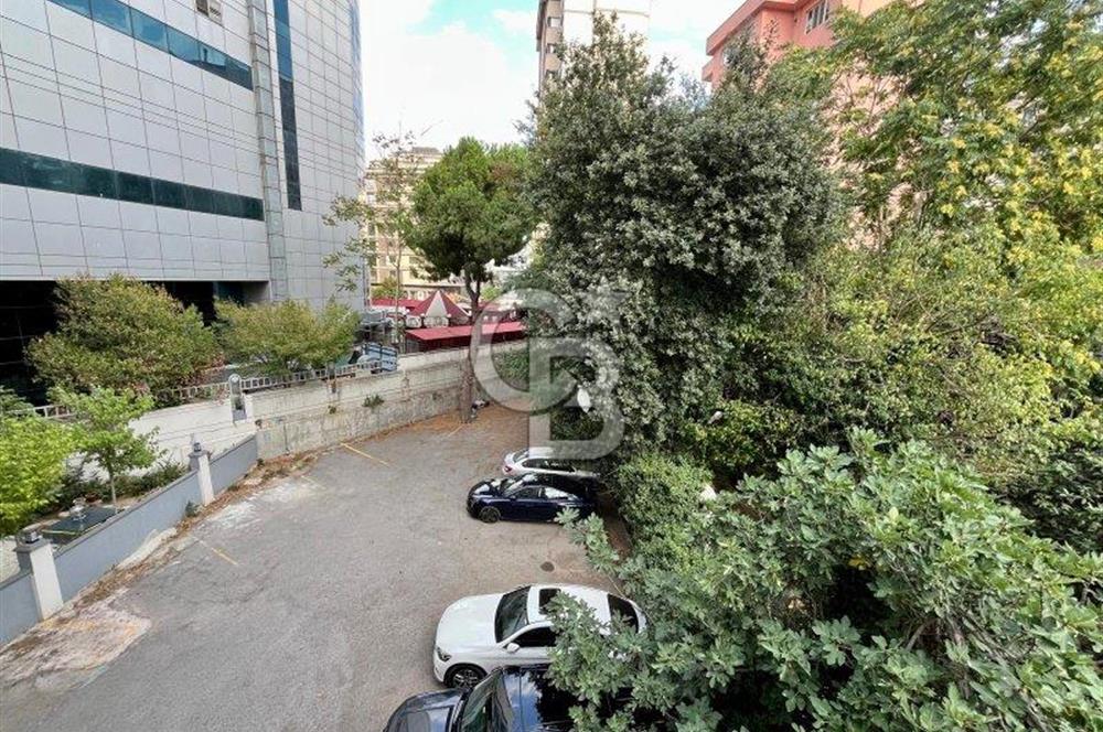 Caddebostan plaj yönünde içi yenilenmiş yatırımlık 4+1 daire