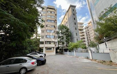 Caddebostan plaj yönünde içi yenilenmiş yatırımlık 4+1 daire