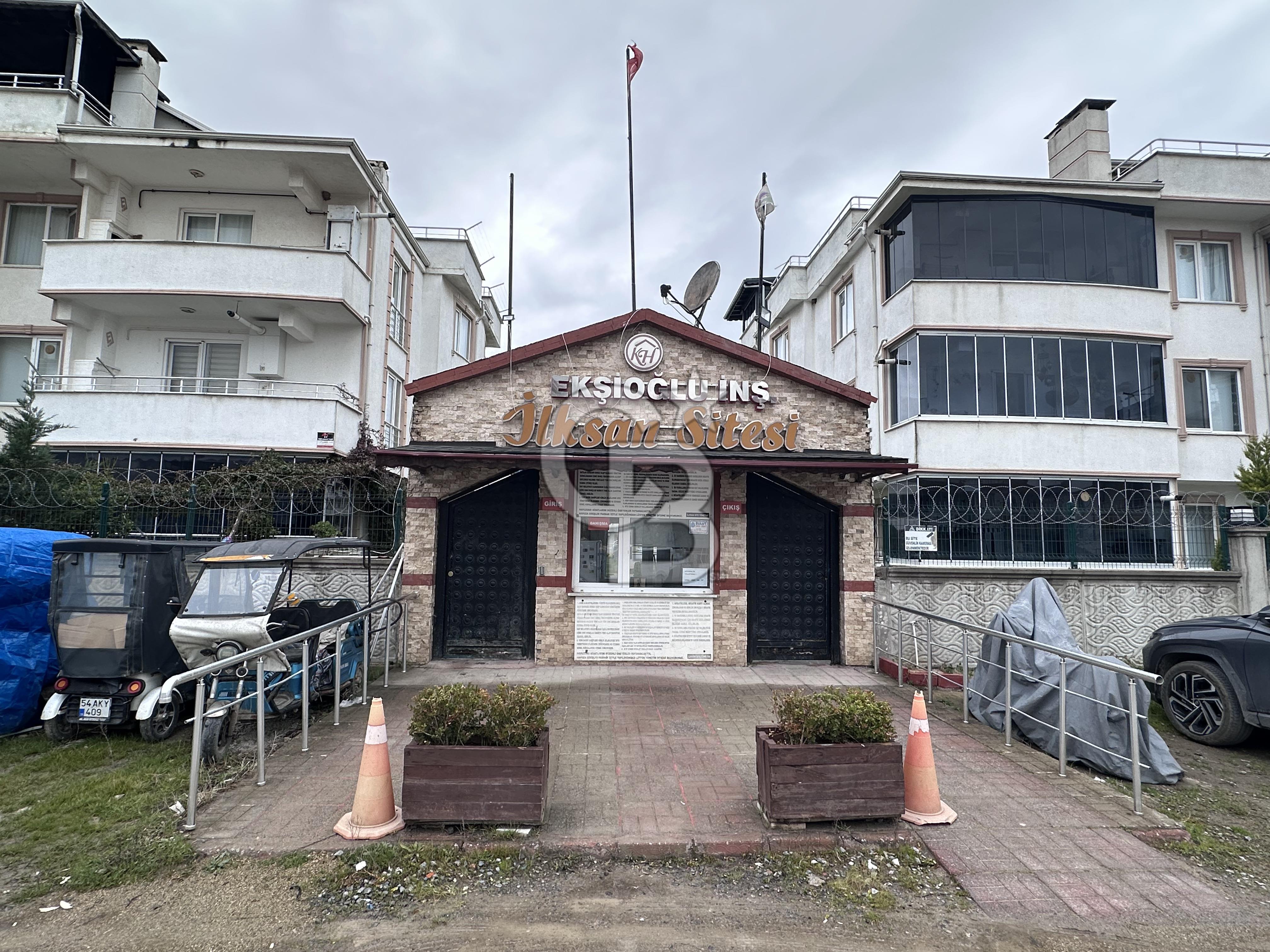 KARASU YALI MAHALLESİ İLKSAN SİTESİNDE SATILIK EŞYALI 2+1 DAİRE