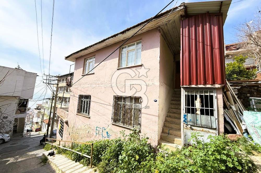 Bayraklı Alpaslan Mahallesinde Deniz Manzaralı Satılık Bina