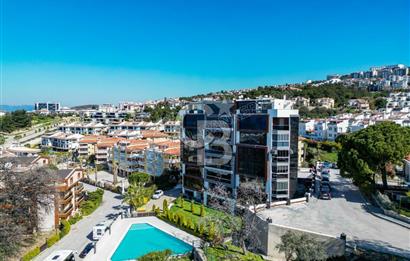 Kuşadası Marina’da 140 m² 2+1 Köşe Bahçe Katı Daire | Eşyalı | Kapalı Mutfak | Havuzlu Site